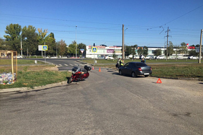 В Самаре "Гранта" сбила мотоциклиста