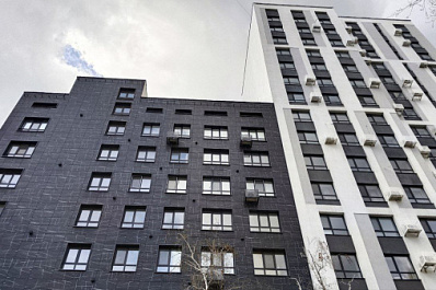 Эксперты рассказали, можно ли хранить личные вещи в подъезде