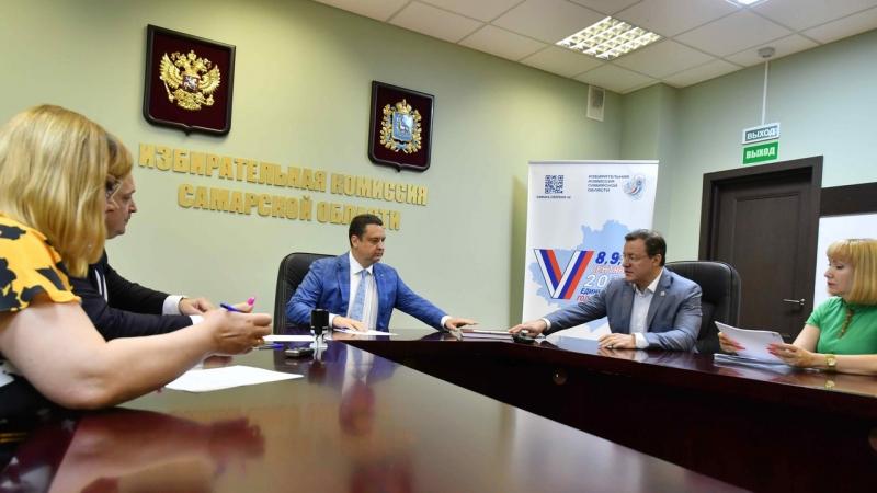Дмитрий Азаров сдал в Избирком документы на регистрацию для участия в выборах губернатора