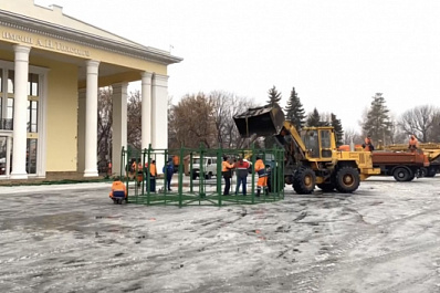 В Сызрани устанавливают главную городскую ёлку