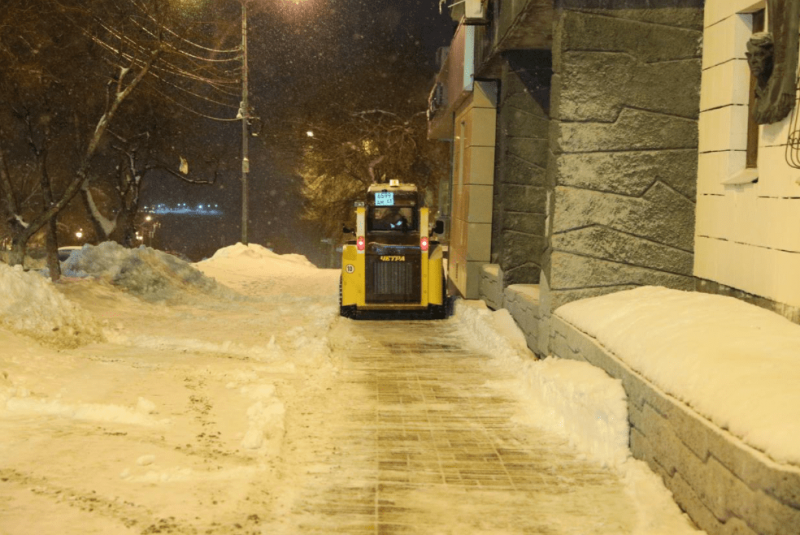 Глава Самары Елена Лапушкина проверила, как в городе ведутся снегоуборочные работы в ночную смену перед началом рабочей недели