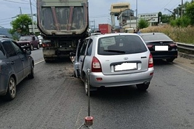 В Тольятти "Калина" врезалась в попутный большегруз Sitrak
