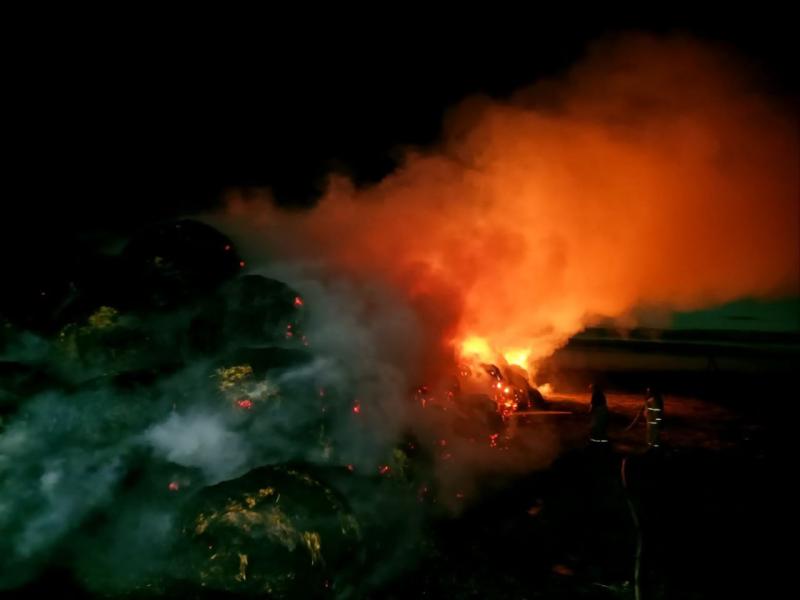 В Безенчукском районе ночью 12 августа горели 200 тонн сена