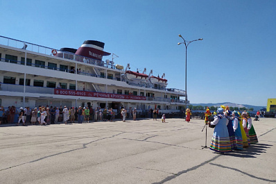 20 июня в речном порту Тольятти теплоход с туристами встретил музыкальный ансамбль