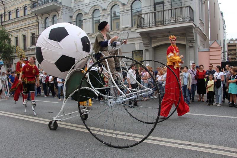 Мимы, ходулисты и двухметровые матрешки: Самаре прошел карнавал в честь ЧМ-2018