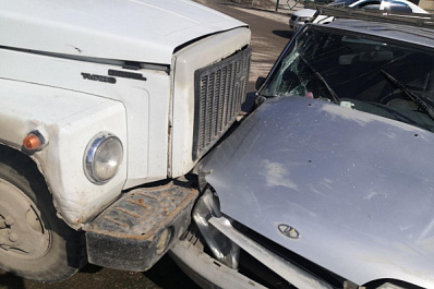 В Самарской области пенсионер на "четырнадцатой" не уступил дорогу грузовику и травмировал женщину