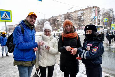 "Засветись" с "Ростелекомом": компания изготовила для самарцев 5 тысяч светоотражающих подвесок 