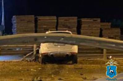 В Самарской области 4 октября водитель иномарки влетел в отбойник и погиб