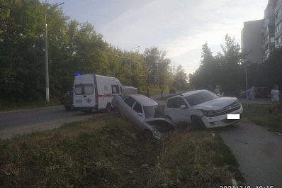 Поворот не туда: в Самарской области два авто после столкновения вылетели с дороги