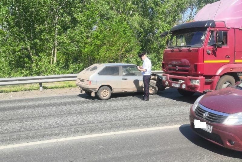 В Самаре водитель "восьмерки" умер за рулем и врезался в грузовик