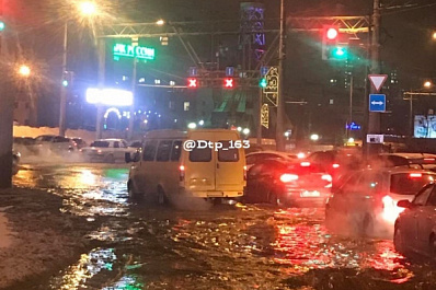 Из-за коммунальной аварии в Самаре затопило Московское шоссе