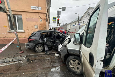 В Тольятти пенсионерка на Kia проскочила на красный и врезалась в автобус