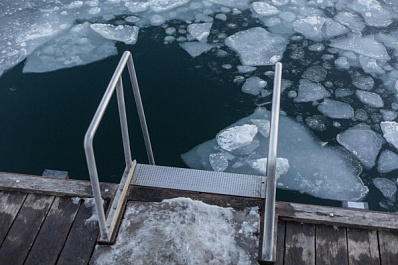 Невролог объяснила, почему детям нельзя купаться в проруби