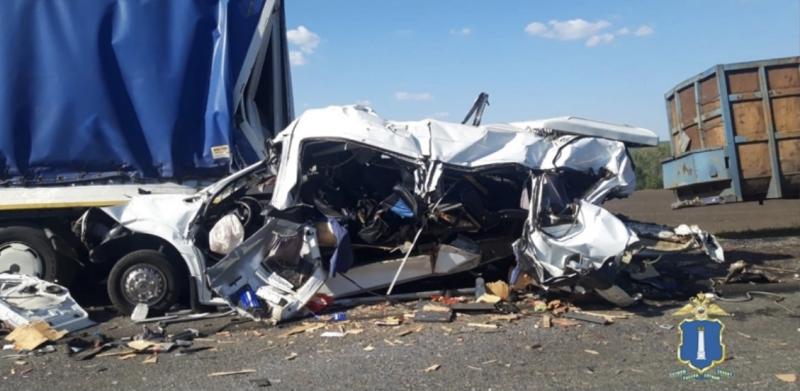 Погибло 16 человек: в аварии на трассе М5 грузовики превратили микроавтобус с пассажирами в груду металла