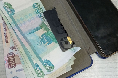 Житель Самарской области стащил с чужого столика смартфон и деньги