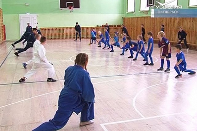 Победительница российских и международных соревнований по тхэквондо провела в Октябрьске открытую тренировку
