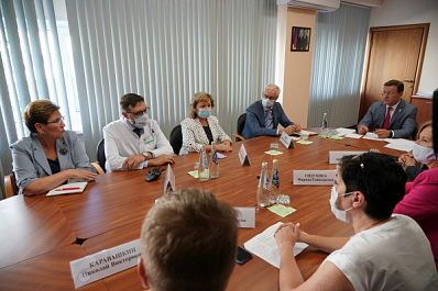 Дмитрий Азаров инициировал дополнительные выплаты всем медикам госучреждений Самарской области