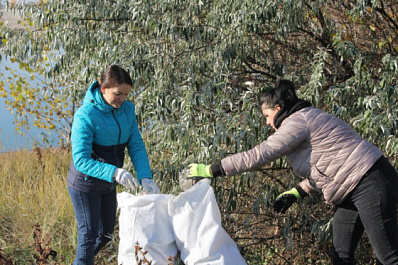 Горожане убрали мусор с берега реки Чапаевки 