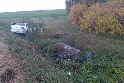 В Самарской области "Гранта" улетела в кювет и перевернулась