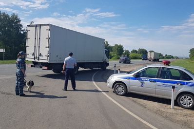 В Самарской области полиция провела рейд против наркотиков со служебной собакой