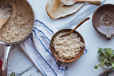 Российские военные накормили жителей Изюма горячей кашей