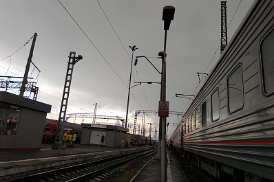 Грузовой поезд снес иномарку в Самарской области