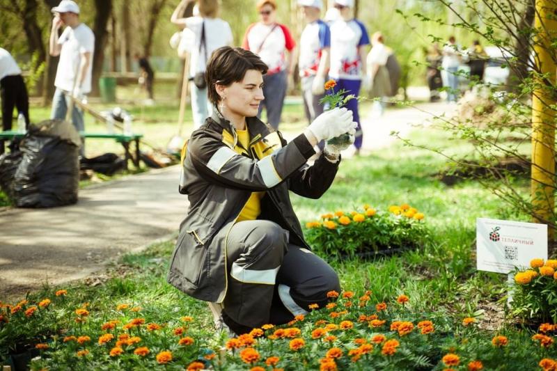 Волонтеры навели порядок в сквере Скорбящей матери и у памятной плиты в Куйбышевском районе Самары
