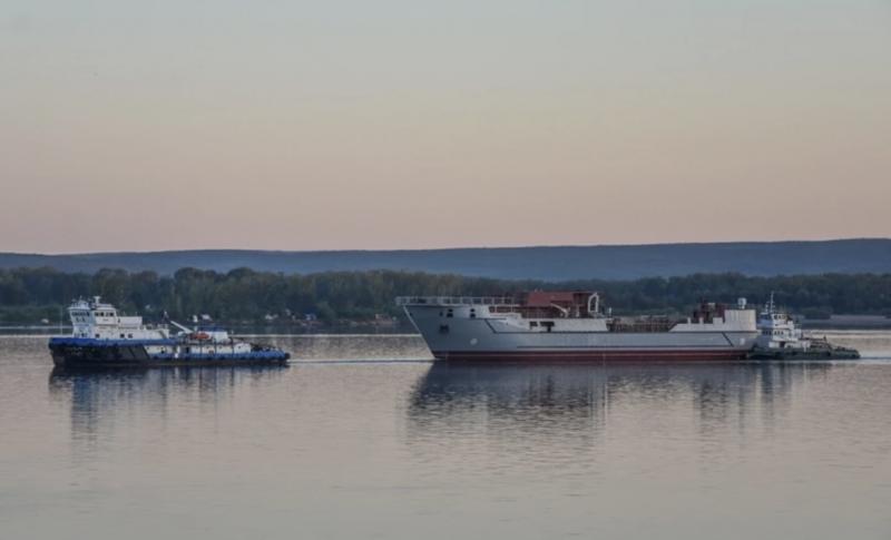 Мимо Самары из Ярославской области 26 июня 2022 года прошел военный корабль