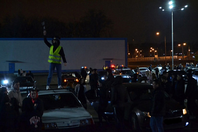 Стритрейсеры устроили хоровод вокруг автомобиля ДПС у ипподрома в Самаре