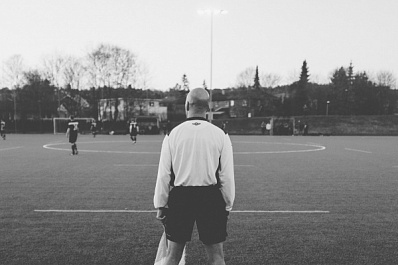 На матче "Крыльев Советов" поменяли арбитра из-за теста на коронавирус