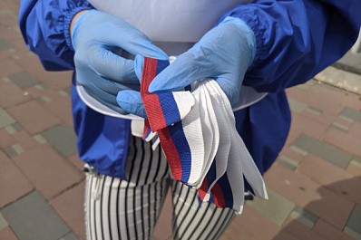 Самарцам раздают ленты триколора