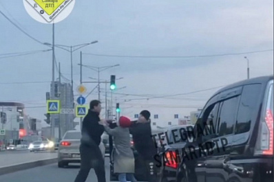 Драка водителей в пробке 26 сентября 2021 года на улице Ташкентской в Самаре попала на видео