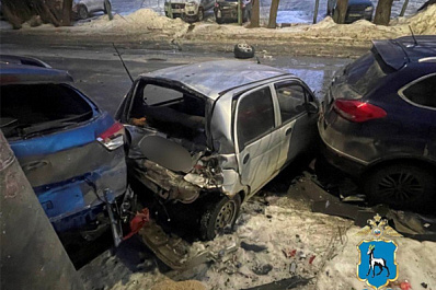 В Самаре молодой водитель Mercedes-Benz снес три припаркованные машины