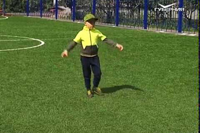 Самарцы протестировали новое футбольное поле на улице Демократической