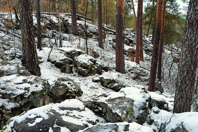 Спасатели обследовали пещеру глубиной 15 метров в поисках семьи Усольцевых