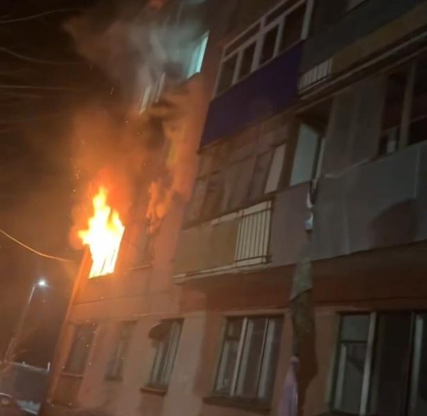 В Нефтегорске ночной пожар в пятиэтажке унес жизни двоих человек