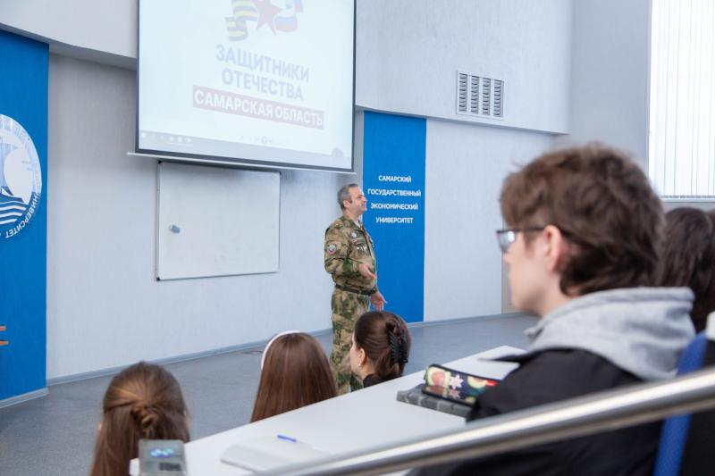 "Связующая нить": участник "Школы героев" поговорил со студентами о преемственности поколений