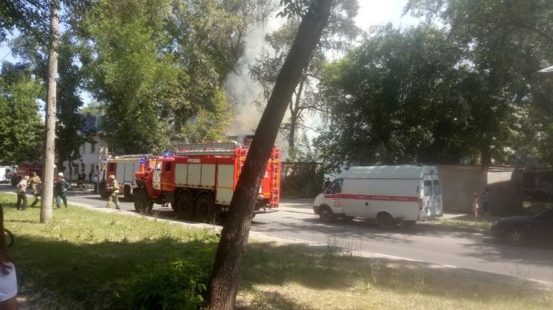 В Самаре на проспекте Юных Пионеров загорелся дом