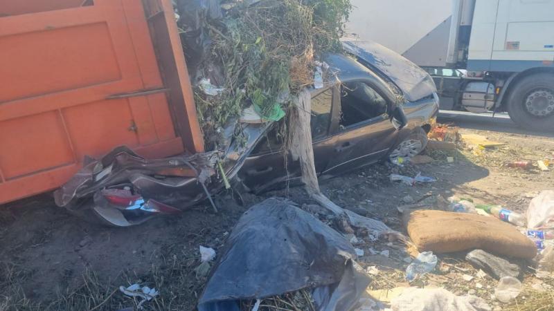 На трассе в Самарской области мусоровоз раздавил легковушку
