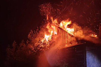 В Октябрьске 8 человек тушили частный дом