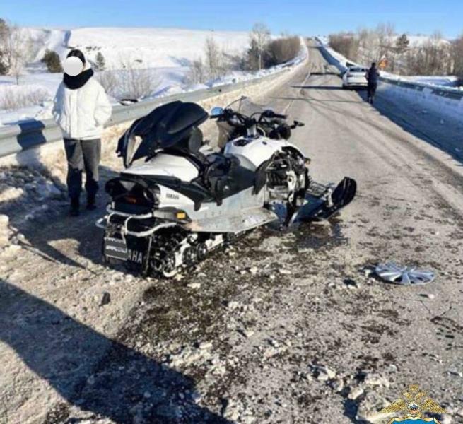 В Самарской области снегоход врезался в "Весту"