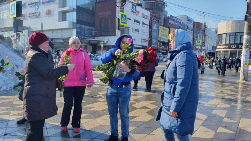Женщины Самарской области получили подарки от губернатора к 8 Марта