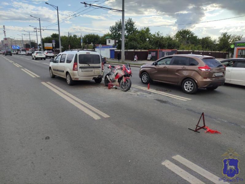 В Самаре 1 июля на Московском шоссе мотоциклист на светофоре въехал в "Ларгус"