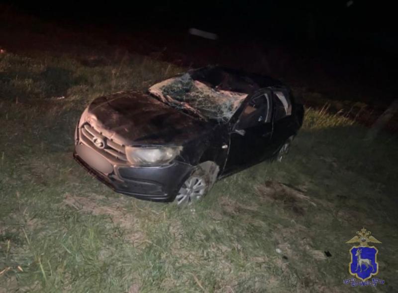 В Самарской области водитель попал в больницу после опрокидывания машины на трассе