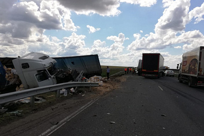 На трассе под Нефтегорском лоб в лоб столкнулись две фуры: оба водителя в больнице