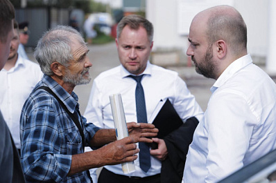 Объекты капремонта, общение с жителями: Вячеслав Федорищев и члены облправительства работают в Богатовском районе