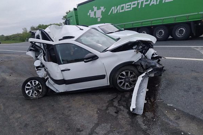 В Самарской области фура на трассе собрала в "гармошку" "Гранту"