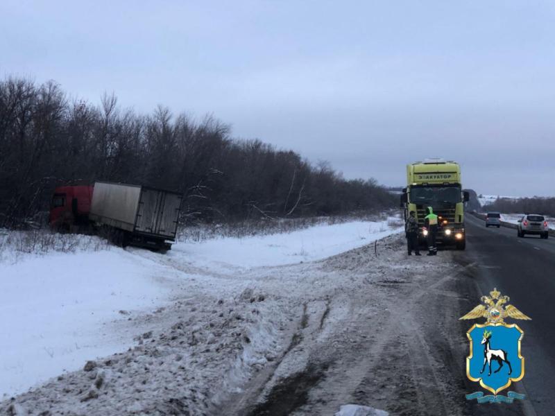 В Самарской области 21 декабря грузовик MAN улетел в кювет