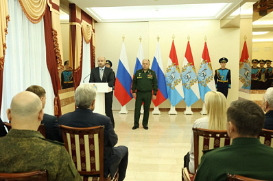 Губернатор Самарской области вместе с командованием ЦВО вручил вдове Героя России медаль "Золотая Звезда"