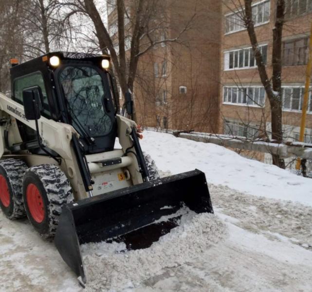 В Самаре с раннего утра рабочие расчищают улицы от снега